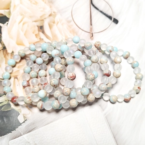 Set de pulseras de piedra natural con cuentas blancas mate y detalles en azul y marrón