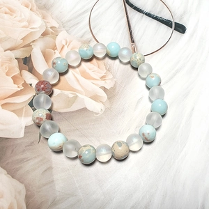 Detalle de pulsera con cuentas de mármol azul claro y cuentas de vidrio esmerilado