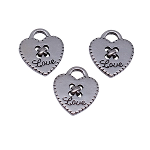 Drie antieke zilveren hartvormige Love-hangers met sierstiksels voor het maken van DIY-sieraden