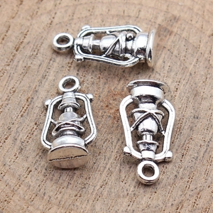 Tres colgantes de lámpara de queroseno plata antigua para joyas DIY sobre madera