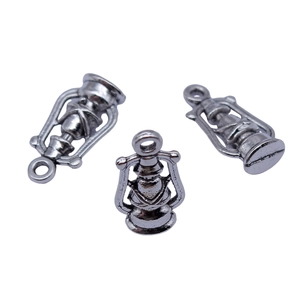 Tres colgantes de lámpara de queroseno vintage en plata antigua para joyería DIY