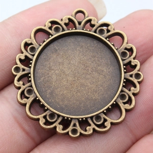 Antike runde Bronze-Anhängerbasis mit hohlem Blumenrand für DIY-Schmuckherstellung