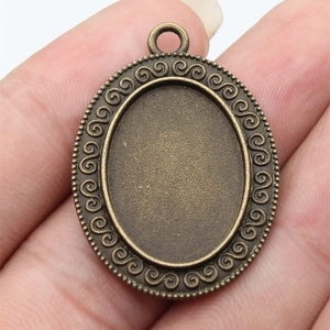 Antike Bronze-Anhängerbasis in Ovalform für DIY-Schmuck mit verschnörkeltem Rand