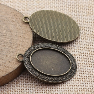 Ovale 18x25mm Anhänger-Basis aus Bronze-Legierung mit verzierten Filigran-Details