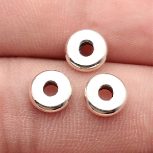 Perles d'espacement en métal argenté antique sur le bout du doigt pour la taille
