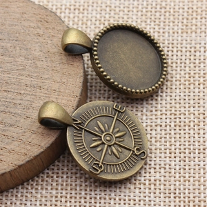 Retro Bronze Kompass Anhänger und runder DIY Sockel für handgefertigte Schmuckstücke