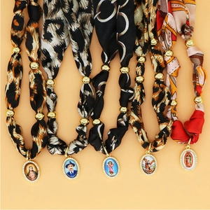 Collana con Ciondolo Ritratto Religioso Ovale in Rame Placcato Oro 18K Foulard di Raso Leopardato Gioielli da Donna