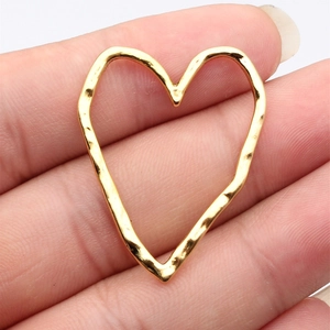 39x31mm hohler Goldherz-Anhänger mit handgefertigter Hammerschlag-Struktur im Vintage-Stil