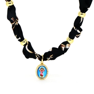 Collana con ciondolo ovale a ritratto con nastro di seta leopardato e cristalli