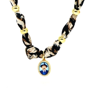 Collana foulard in seta leopardata con ciondolo ovale in oro e ritratto unico