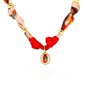 Collana a nastro floreale rosa e rosso con ciondolo Madonna e perle dorate