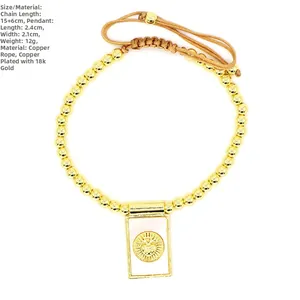 Λεπτομέρεια από επιχρυσωμένο βραχιόλι 18k με χάντρες, μενταγιόν ήλιο και ρυθμιζόμενο κορδόνι