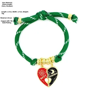 Detail van magnetische hart hanger met Best Friends gravure op geweven armbanden