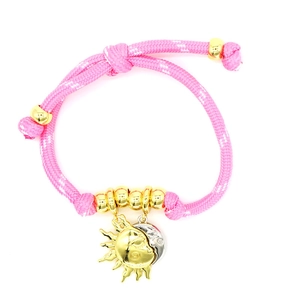 Roze gevlochten magnetische armband met gouden zon en zilveren maan in elkaar grijpend