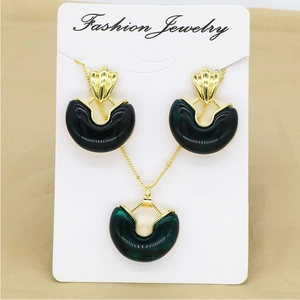 Vintage geometric heart jewelry set featuring gold necklace and dark green earrings