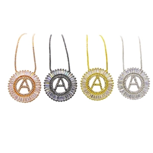 Collier en cuivre avec pendentifs lettre A en quatre tons de métal et oxydes de zirconium