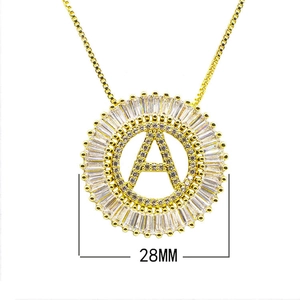 Détail macro du pendentif lettre A plaqué or avec zircon et échelle de 28mm de diamètre