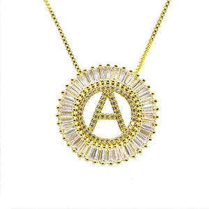 Collier plaqué or 18k avec pendentif rond, lettre A en zircon et pierres de baguette