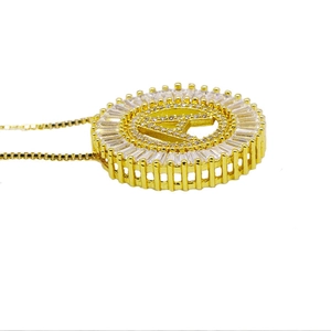 Détail du collier avec pendentif lettre A plaqué or 18 carats et incrustations de zircons