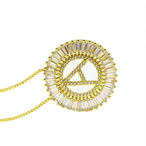 Collier pendentif lettre A rond plaqué or 18 carats avec micro-pavé de zircons