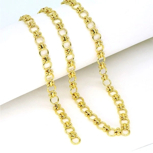 Λεπτομέρεια επιχρυσωμένης αλυσίδας 18K O-link με ανάγλυφους συνδέσμους σε λευκό φόντο
