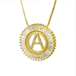 Détail du collier en or 18k avec pendentif lettre A en zircon et pierres brillantes