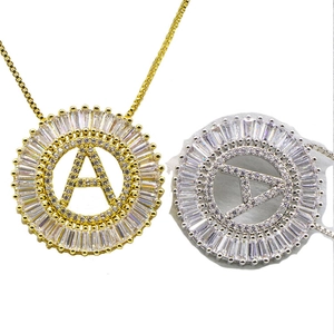 Détail du collier pendentif lettre A circulaire serti de zircons cubiques scintillants