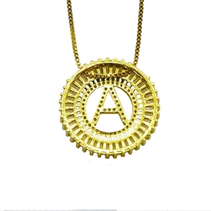 Détail du pendentif lettre A plaqué or 18k serti de zircons brillants sur chaîne
