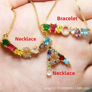 Détail du collier en or 18k avec zircons colorés et pendentifs alphabet Q O A