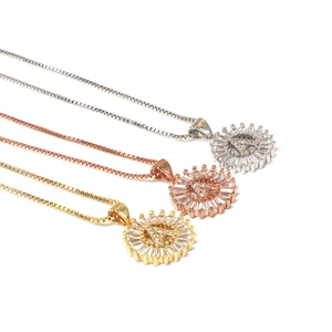 Detalle de los colgantes de letra A con circonitas en plata, oro y oro rosa de alta calidad
