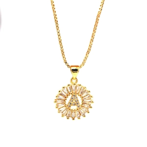Collar dorado con colgante letra A de circonita en cadena de caja para mujer