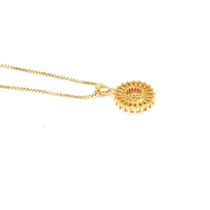 Collar dorado con colgante de sol y letra A con cadena de eslabones tipo caja clásica