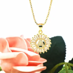 Macro de collar dorado con colgante letra A adornado con pavé de circonitas y piedras finas