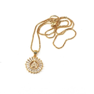 Collar de cadena veneciana dorada con colgante redondo de letra A y circonitas brillantes