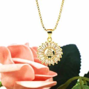 Collar dorado con colgante letra A redondo adornado con piedras de circonita baguette
