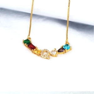 Collar dorado con letra Q y piedras de circonita de colores en varias formas e hilos