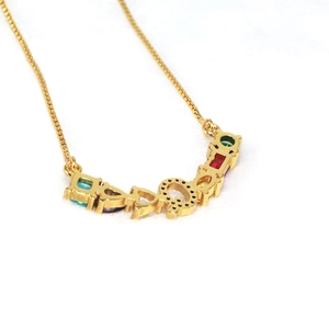Collar de letra G en oro con circonitas de colores y cadena de caja para mujer