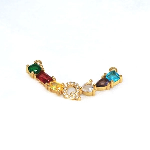 Collar con colgante letra Q con gemas de colores y circonitas en acabado dorado