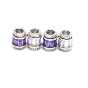 Détail de perles cylindriques en argent 925 avec zircons violets et blancs brillants