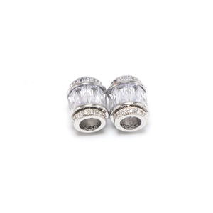 Gros plan de perles barils en argent serties de zircons violets brillants pour bijoux