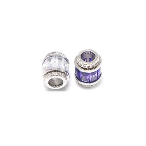Vue macro des charmes en argent S925 sertis de cristaux de zircon violets et clairs