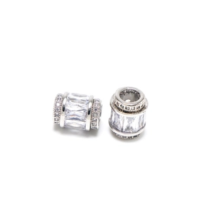 Détail macro de breloques en argent 925 avec pavé de micro-oxydes de zirconium brillants