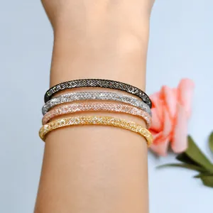 Makro-Detail von vier glitzernden Netzhaut-Armbändern in Schwarz, Silber, Gold und Roségold