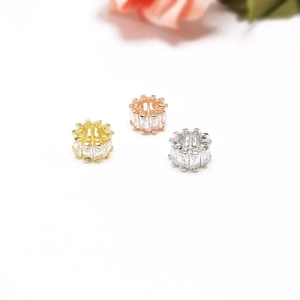 Detalle de cuentas de circón engastadas en oro, oro rosa y plata para joyería DIY