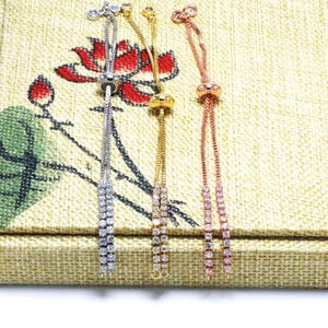 Verstellbare Armbänder in Gold, Silber und Roségold mit mikroverzierten Zirkonia-Steinen