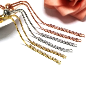 Details von 18K vergoldeten verstellbaren Tennisarmbändern mit Zirkonia-Besatz in 3 Farben