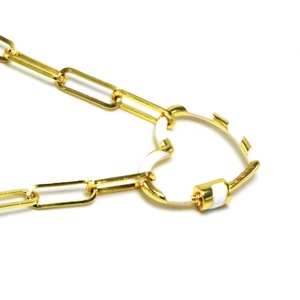 Detail der goldenen Büroklammerkette mit weißem Herzanhänger aus Tropföl