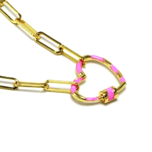 Goldene Büroklammer-Halskette mit einem herzförmigen Anhänger aus rosa Emaille