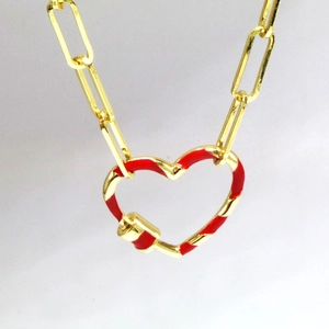 Detailaufnahme des Herz-Karabiner-Anhängers an einer goldenen Büroklammer-Kette