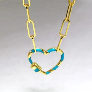 Detailansicht der goldenen Büroklammerkette mit blauem Emaille Herzanhänger